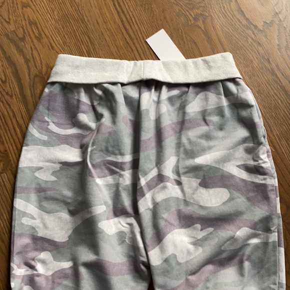NWT Women’s Belinda Camo Joggers, size Medium - Picture 6 of 6